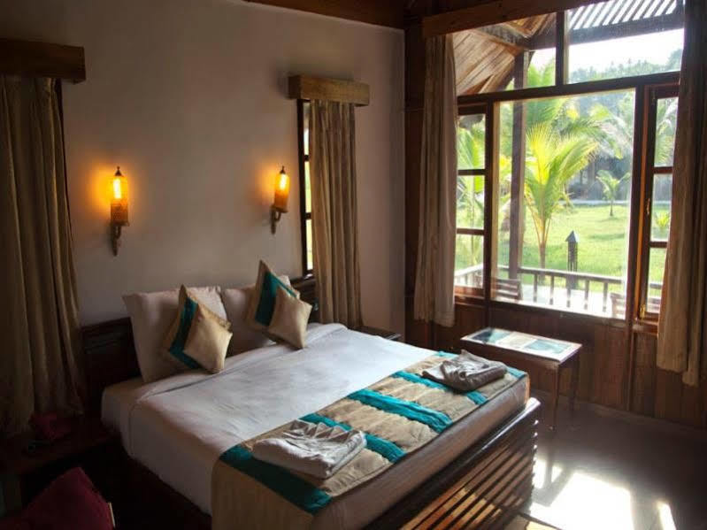 Symphony Palms Beach Resort And Spa Govind Nagar Buitenkant foto